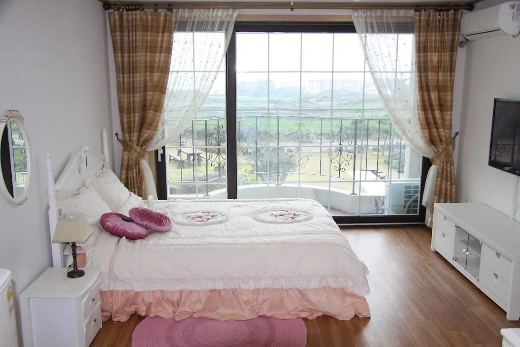 Alaforet Pension Jeju Apartment